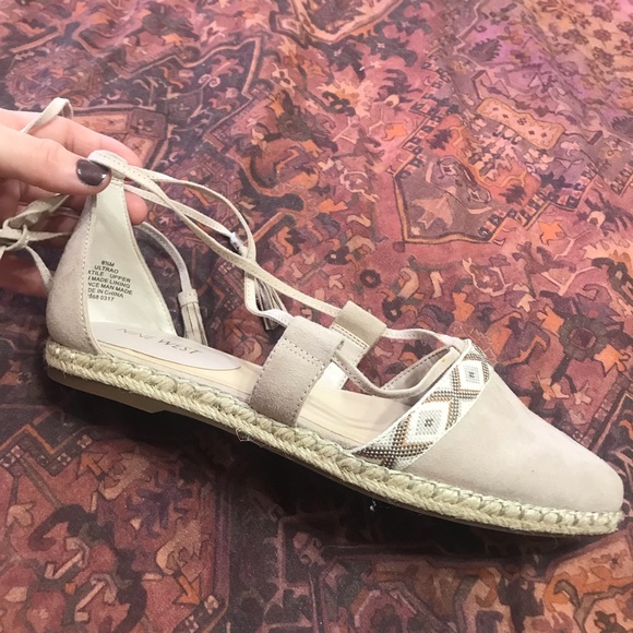 Nine West pink flat espadrilles with tassel ties - Picture 3 of 3